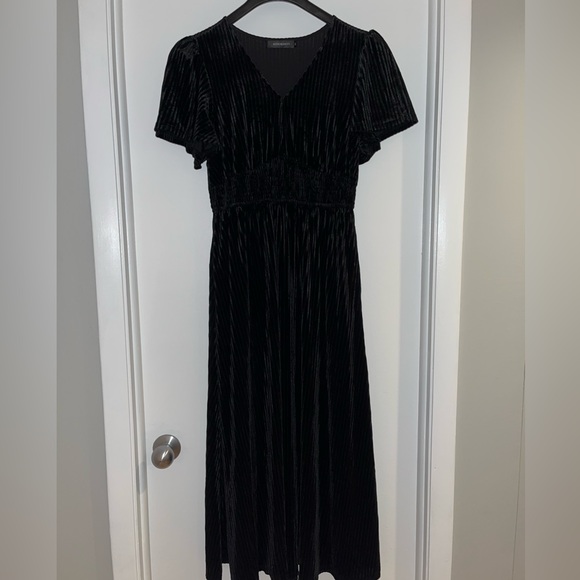 Merokeety Floor Length Black Velvet Dress, Size Medium - Picture 3 of 7